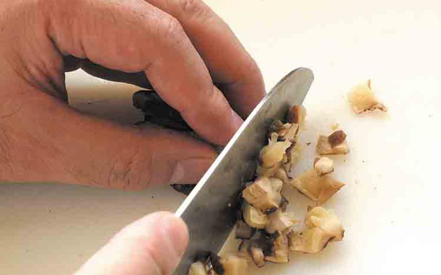 Cut off stems from shiitake mushrooms and slice them into cubes with 5 mm sides (Make sure you rehydrate the dried shiitake mushroom before slicing it).