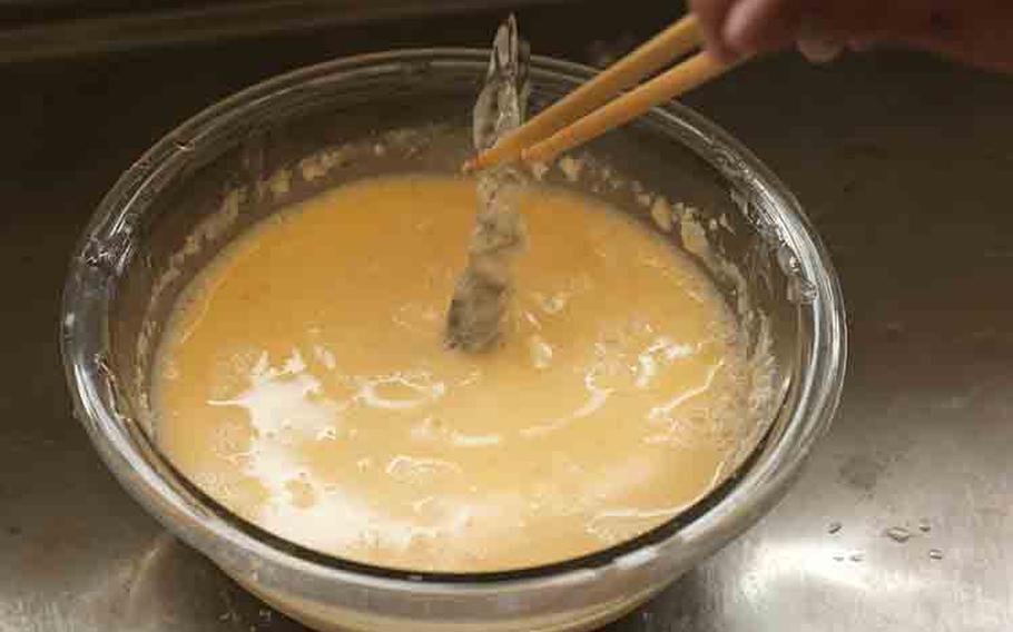 Mix beaten egg and cold water in a bowl. Add flour and mix them together to prepare tempura batter. 