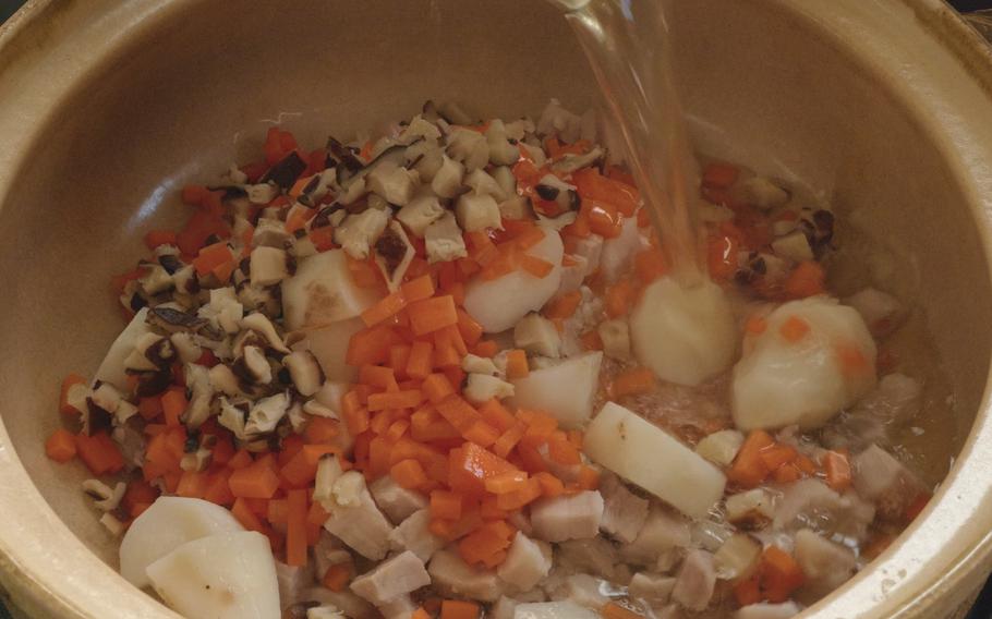 Put the ingredients in a pot and add bonito broth, salt, and soy sauce.