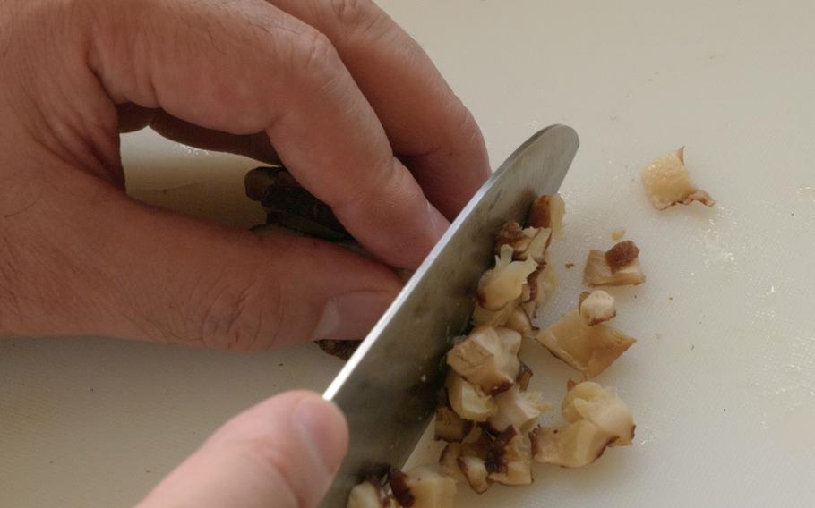 Cut off stems from shiitake mushrooms and slice them into cubes with 5 mm sides (Make sure you rehydrate the dried shiitake mushroom before slicing it).