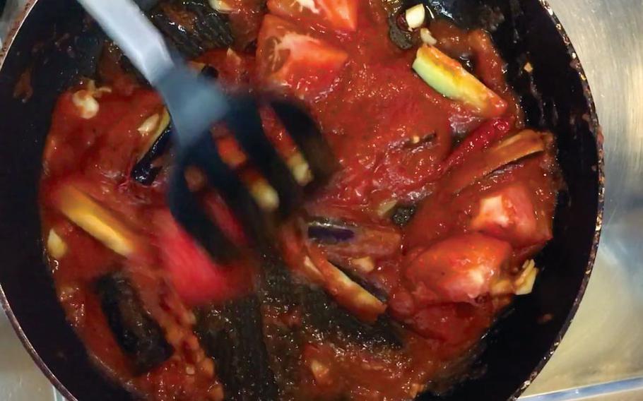 Stir the ingredients in the pan.