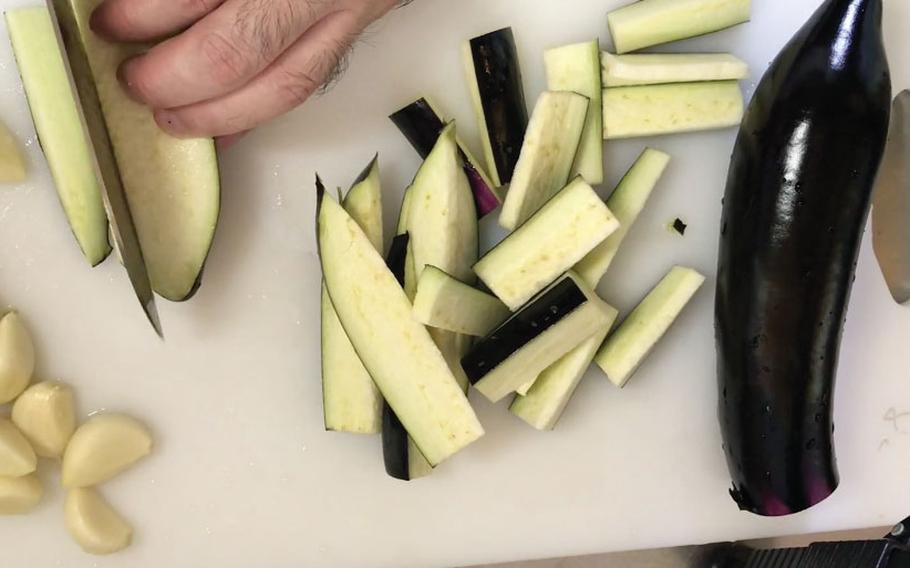 Cut eggplants.