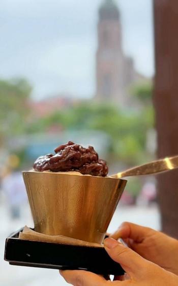 A person holds bingsu.