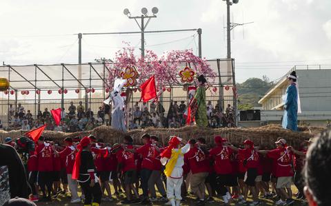 Photo Of Yonabaru Tug of War 