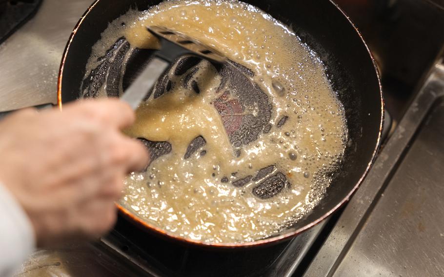 7 The sauce gets thick and its color changes gradually.
