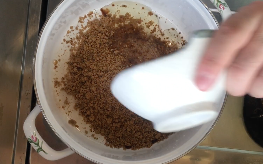 2. Pour the powdered brown sugar and an egg white in a pot and mix in water. Smooth out clumps with a whisk.