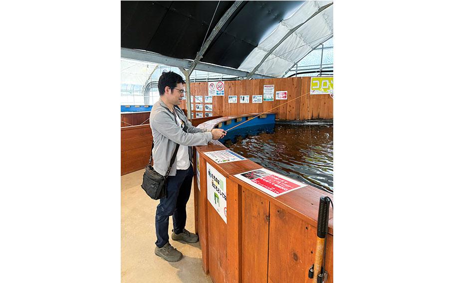 Shoji is enjoying fishing at the fishing pond.