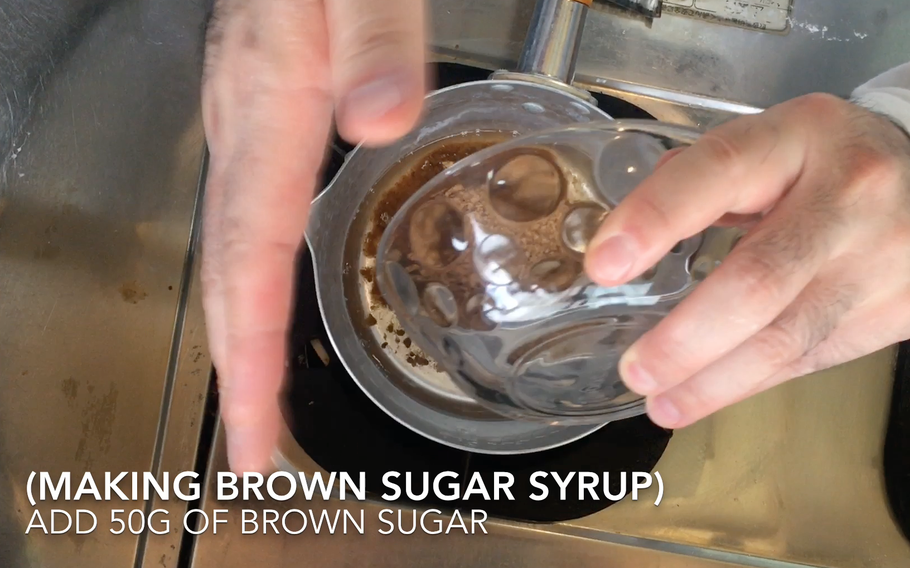 Pour 100cc of water and 50cc of powdered brown sugar in a pot stirring until the sugar dissolves. Let the ingredients reach a boil.