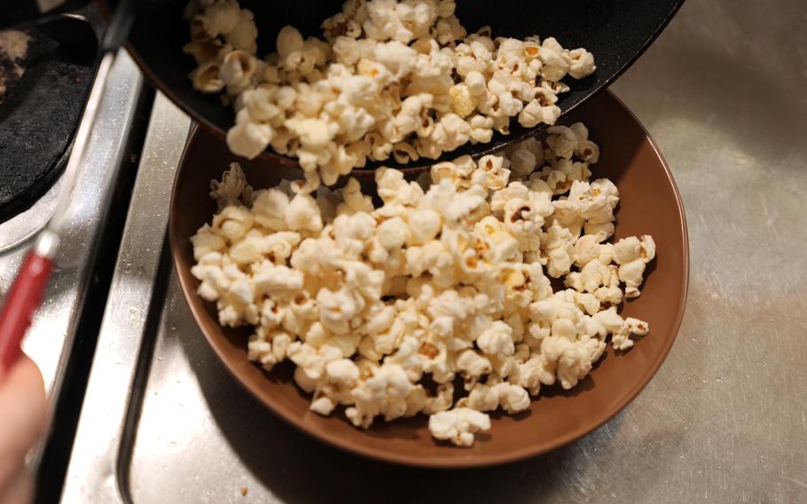 4 Once the kernels are done with popping, put the popcorn on a plate and let them cool down.
