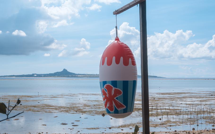 The tidal mudflats and an advertisement for shaved ice can be seen.