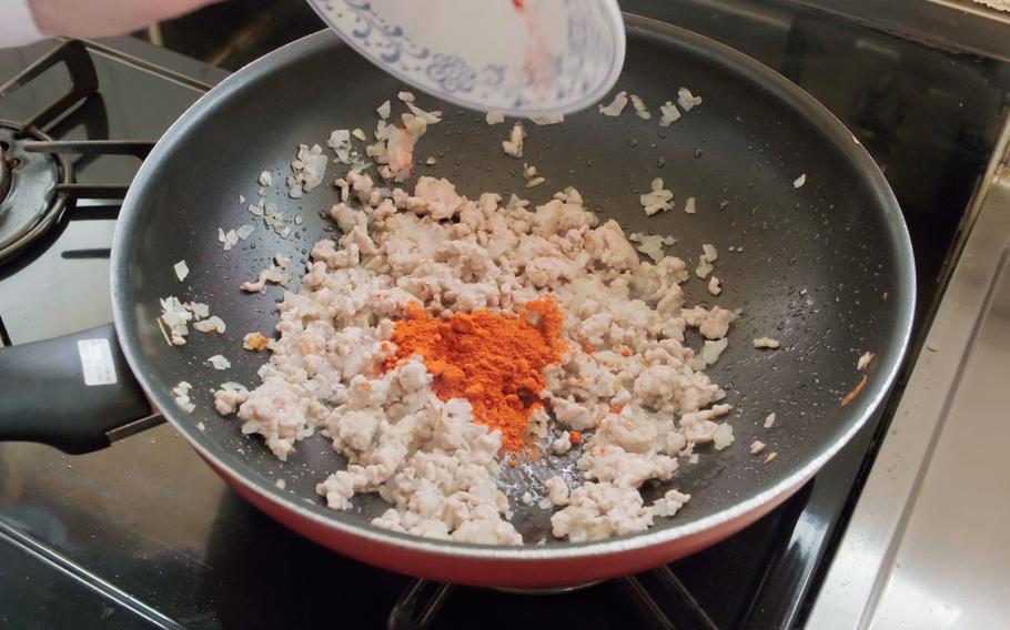  When the ground beef and pork are cooked enough, add chili powder to add aroma.
