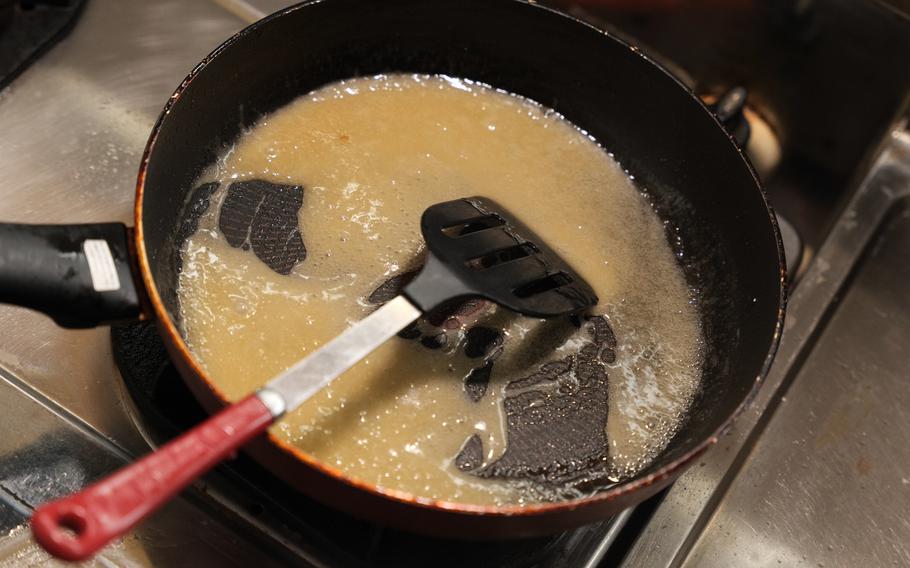 8 When the sauce turns brownish, turn off the stove.