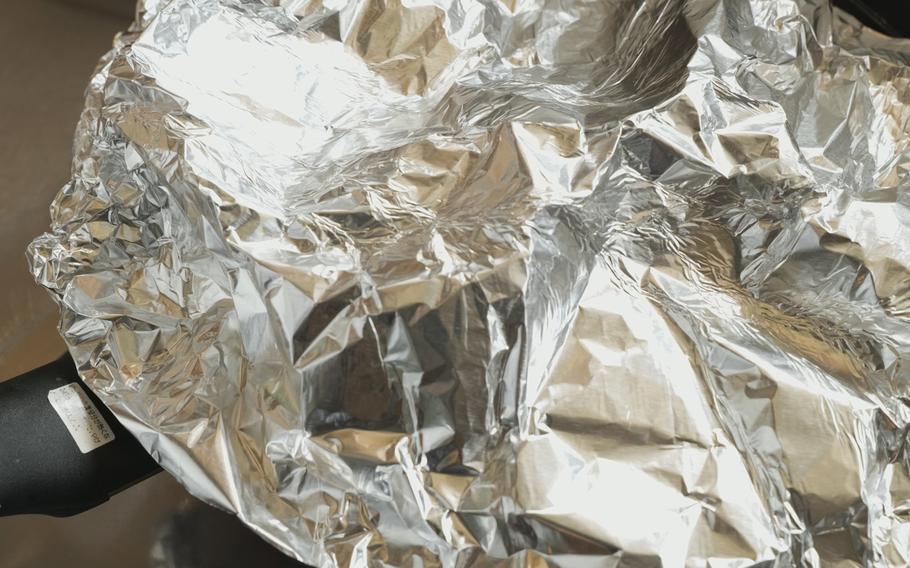 Cover the frying pan with aluminum foil and cook it over medium heat. Once vapor comes out, change it to low heat and cook for 10 minutes.