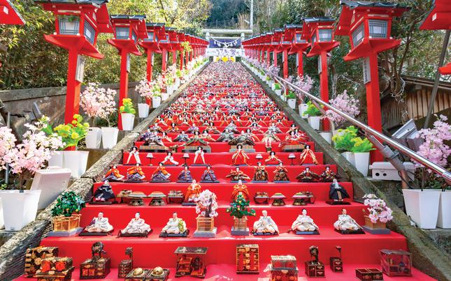 The impressive array of hina dolls across all the stone steps leading to Tomisaki Shrine is a must-see!