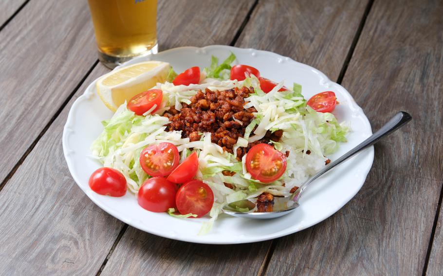 Taco rice and a glass of beer on the table.