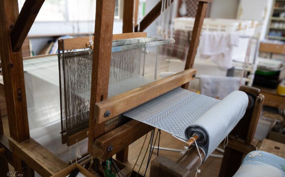 Yonaguni Ori is a textile produced in Yonaguni. It produces rustic beauty through hand dyeing and weaving in a one-of-a-kind setting.
