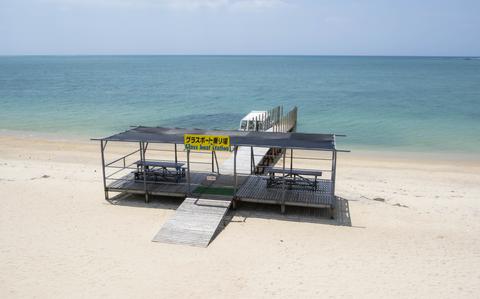 VIDEO: Exploring Okinawa: Glass Boat Tour in Miibaru Beach | Stripes ...