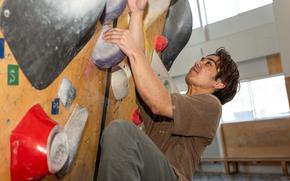 Staff member Hiroto Uechi shows an example of how to conquer a complicated route.