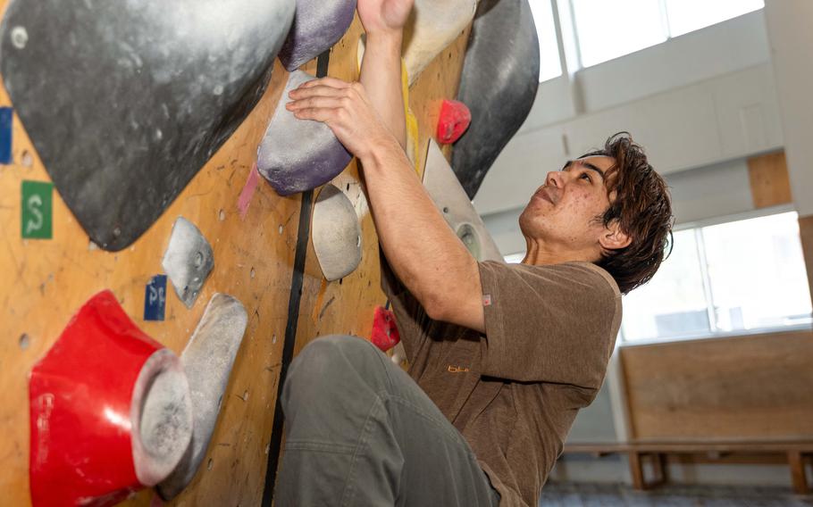 Staff member Hiroto Uechi shows an example of how to conquer a complicated route.