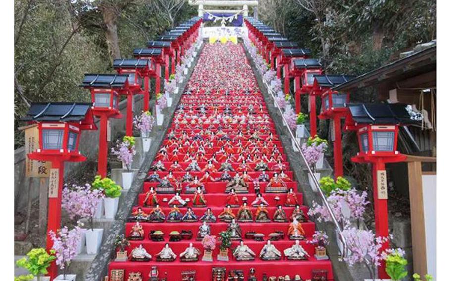 The impressive array of hina dolls across all the stone steps leading to Tomisaki Shrine is a must-see!