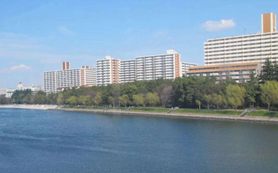 The coastal area of Shinagawa as seen from the Tokyo monorail. Photos by Takahiro Takiguchi